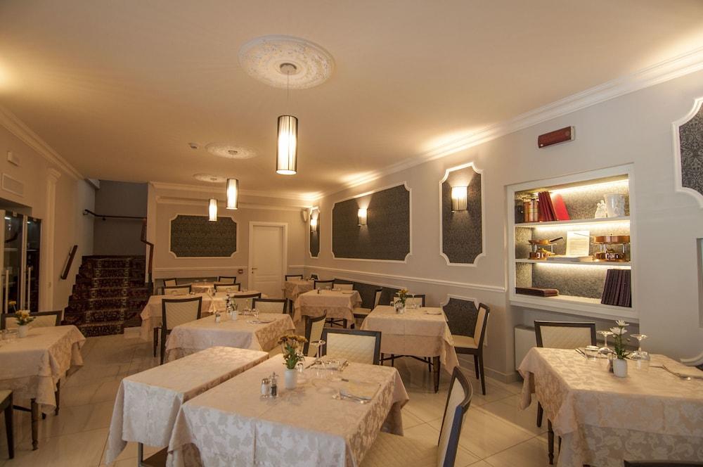 Flora Hotel 3*