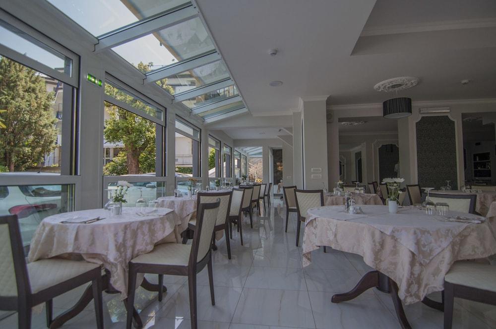 Flora Hotel 3*