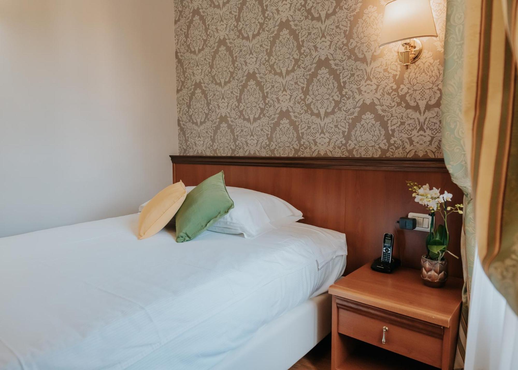 Flora Hotel 3*